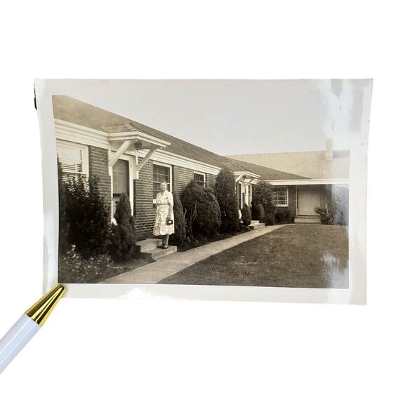 Vtg Grandmother Posing in Front of Home Original Monochrome Photography Found - Picture 1 of 4